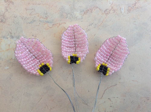 Три лепестка цветка тюльпана из бисера