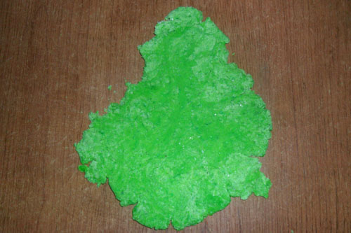 Пласт из зеленого соленого теста