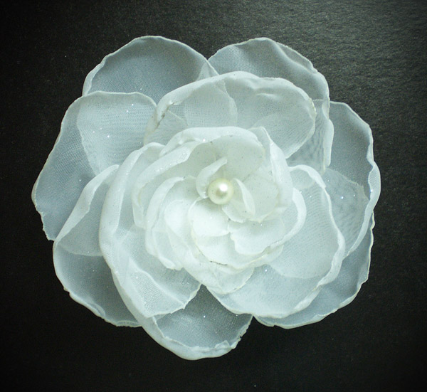 Заколка с белым цветком из органзы