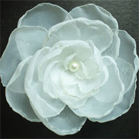 Заколка с белым цветком из органзы