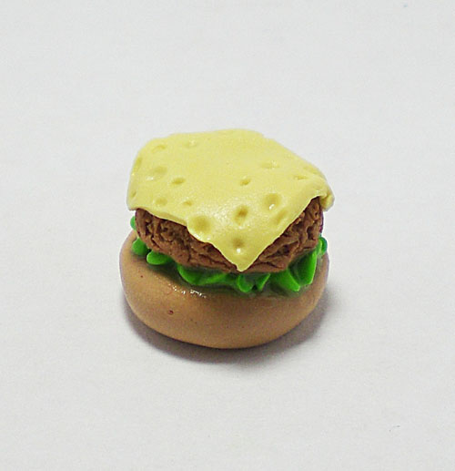 Сыр из полимерной глины на гамбургере